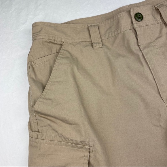 ❌SOLD❌ Under Armour Khaki Cargo Heat Gear Loose - Picture 4 of 8